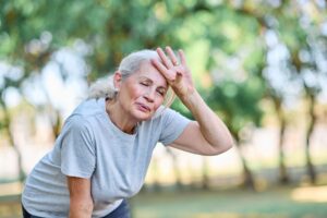 Fatigue, tristesse, mauvais sommeil après 65 ans : vieillissement normal ou début de perte d'autonomie ?