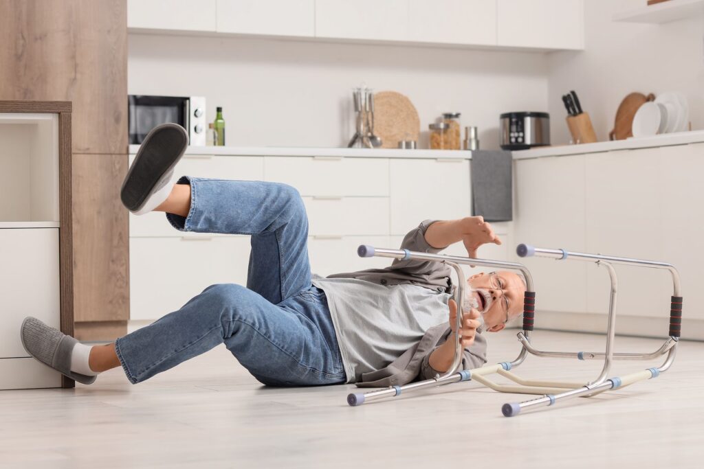 senior qui vit dans un logement non adapté et qui fait une chute