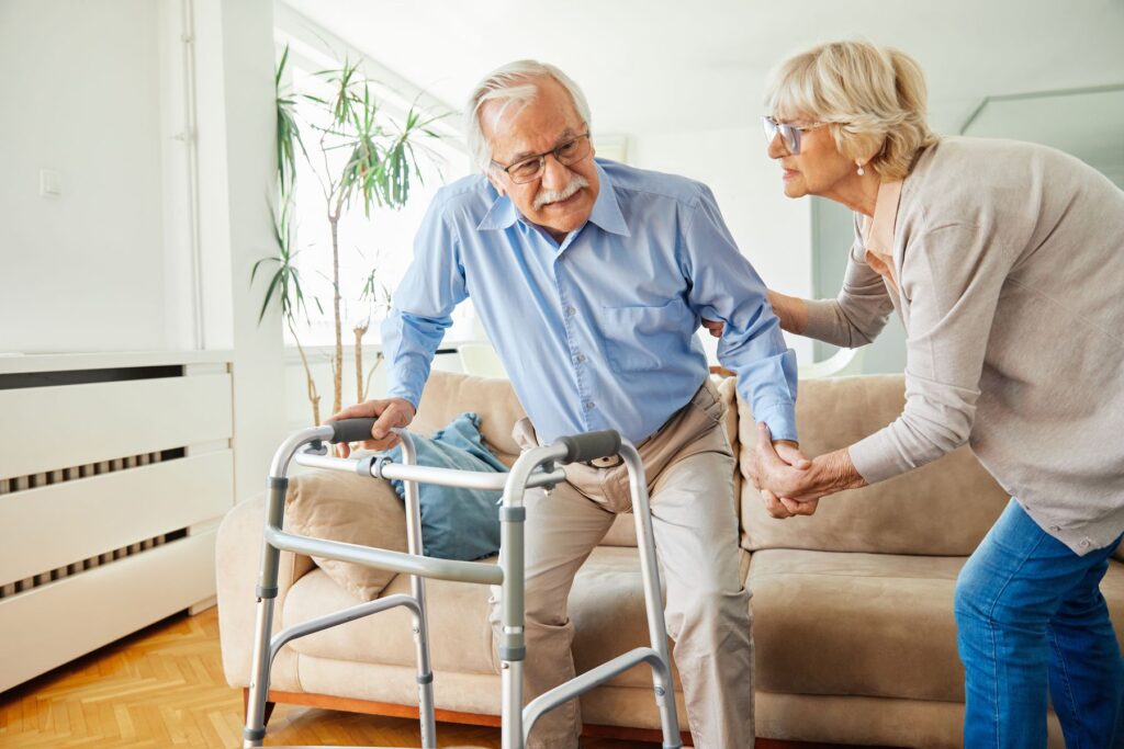 senior en GIR ayant des difficultés à marcher