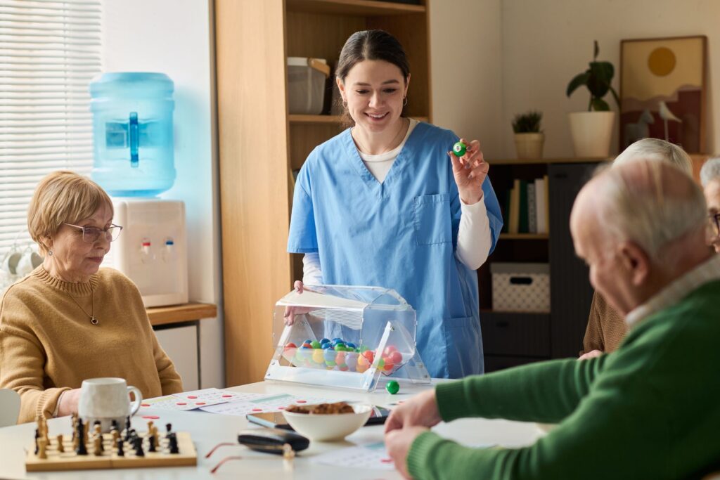 seniors participant à un atelier durant un séjour en hébergement temporaire en ehpad