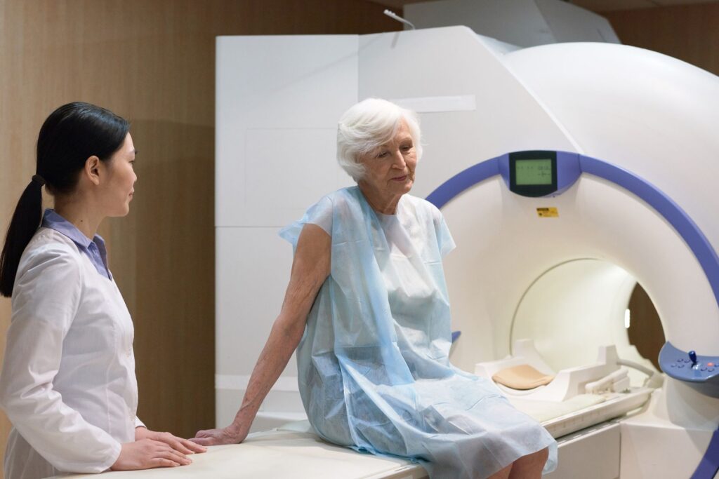 senior réalisant une irm cérébrale pour détecter une leucopathie
