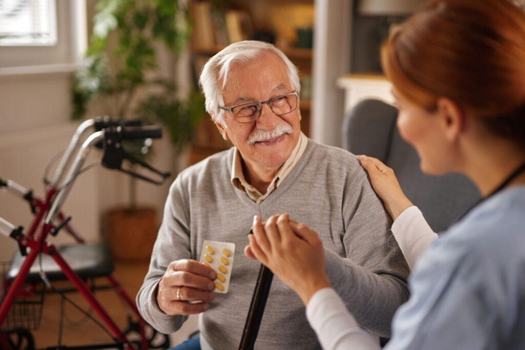 senior atteint de parkinson prenant du levodopa