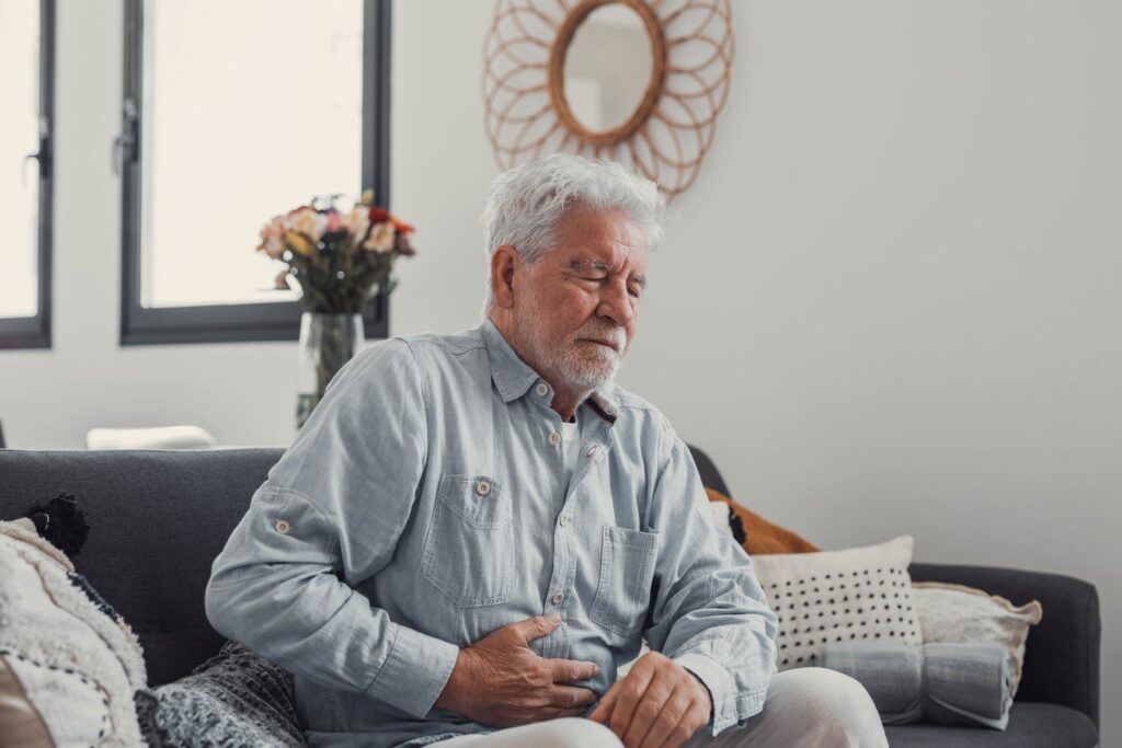 senior atteint de constipation à cause de son traitement antiparkinsonien