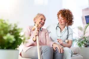 Parkinson en EHPAD : les 5 aménagements que l'établissement doit proposer (et ceux qu'il facture en plus)