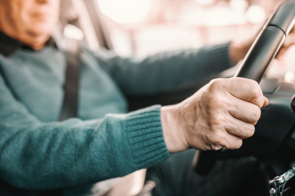 senior de 80 ans apte à conduire après un examen médical