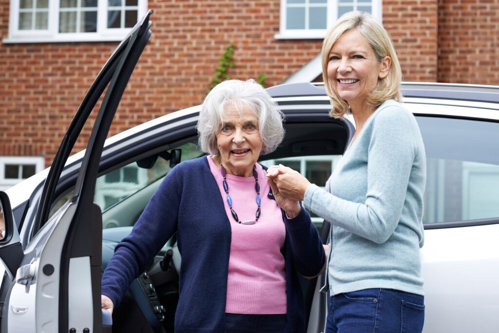 senior Parkinson repassant un test de conduire pour déclarer son aptitude