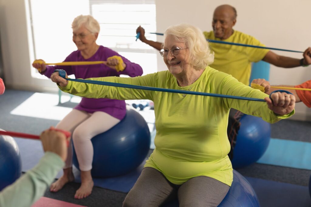 senior suivant un court de sport collectif en résidence services