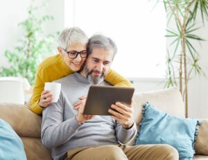 Résidence senior : ce que le contrat de bail ne dit pas (et que vous découvrirez trop tard)