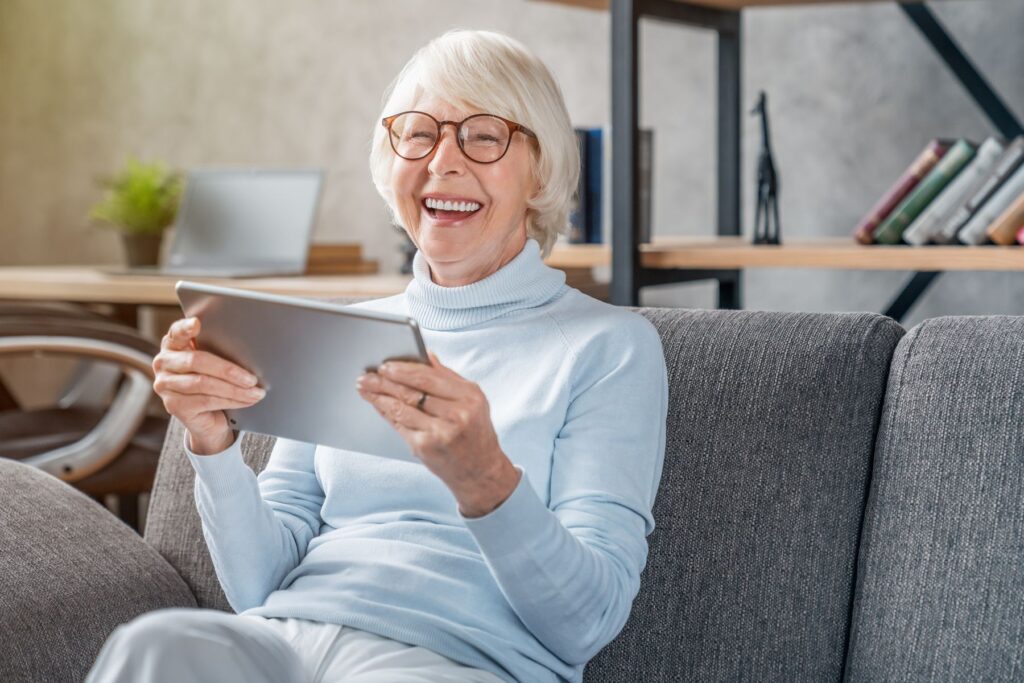 senior utilisant une tablette en résidence