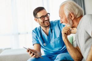 Résidence senior connectée : les 6 services numériques qui changent la vie des résidents en 2026