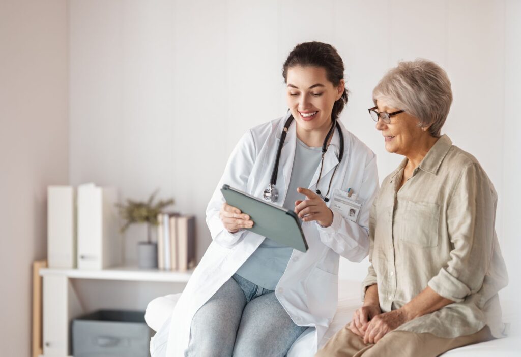 suivi médical continu d'un senior en ehpad