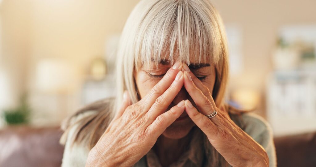 senior qui se sent isolé au sein de la résidence services