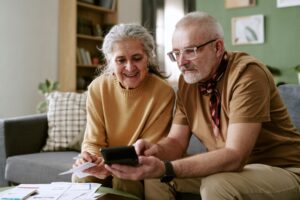 Résidence senior : les 5 questions financières que personne ne pose avant de signer en 2026