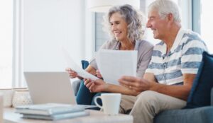 Tarifs résidences seniors : pourquoi les écarts vont de 800 € à 3 500 € selon la région en 2026