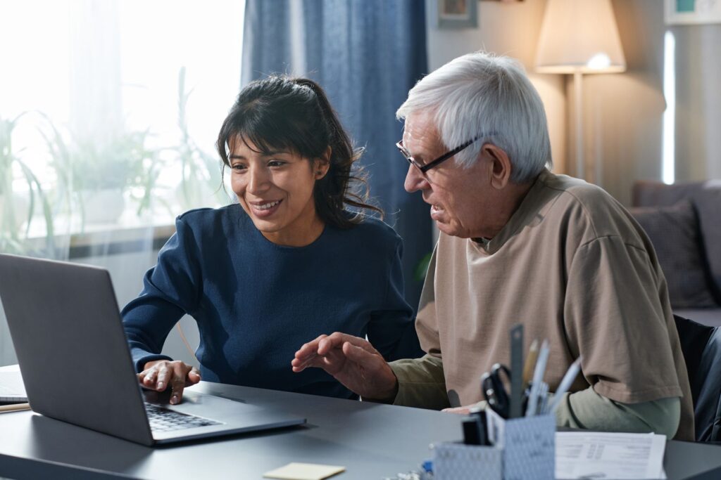 senior propriétaire en ehpad qui découvre le montant de sa taxe foncière