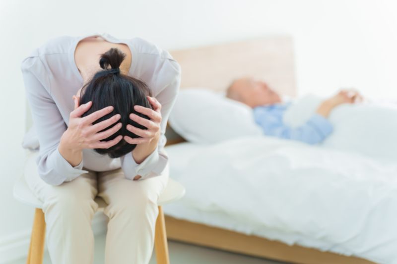 Aidante épuisée devant le lit de son père âgé : le burn-out risque du maintien à domicile