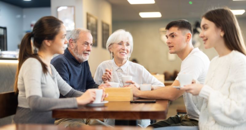 Famille planifiant l'entrée en maison de retraite et le budget nécessaire