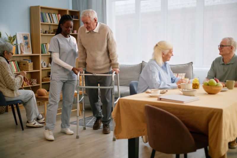 Personnes âgées dans le salon d'une maison de retraite