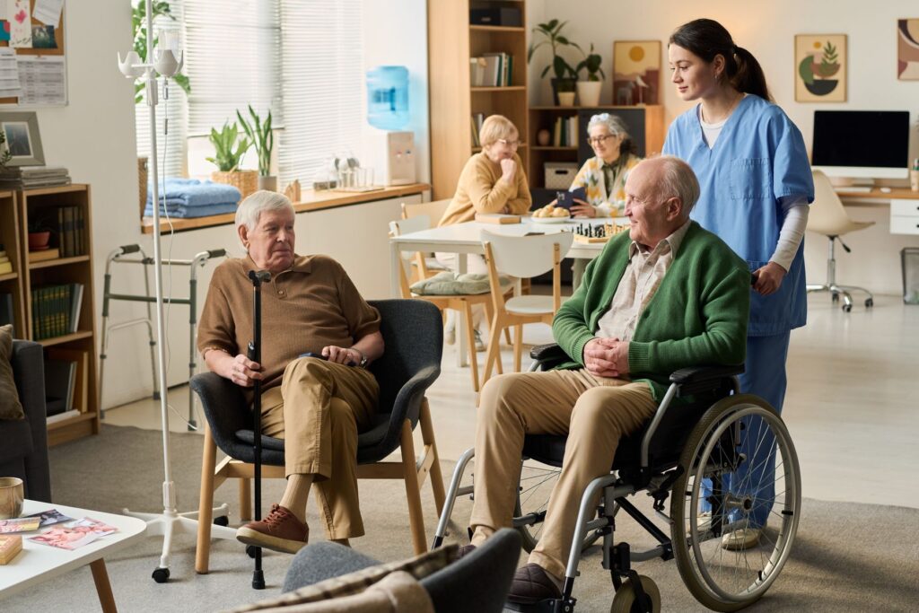 seniors participant à une activité en accueil de jour