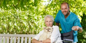Alzheimer et agressivité : quand l'EHPAD menace d'exclure votre parent (vos droits en 2026)