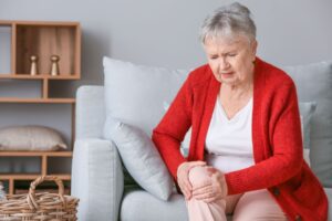 Arthrose chez la personne âgée : à partir de quand les douleurs peuvent-elles compromettre le maintien à domicile ?