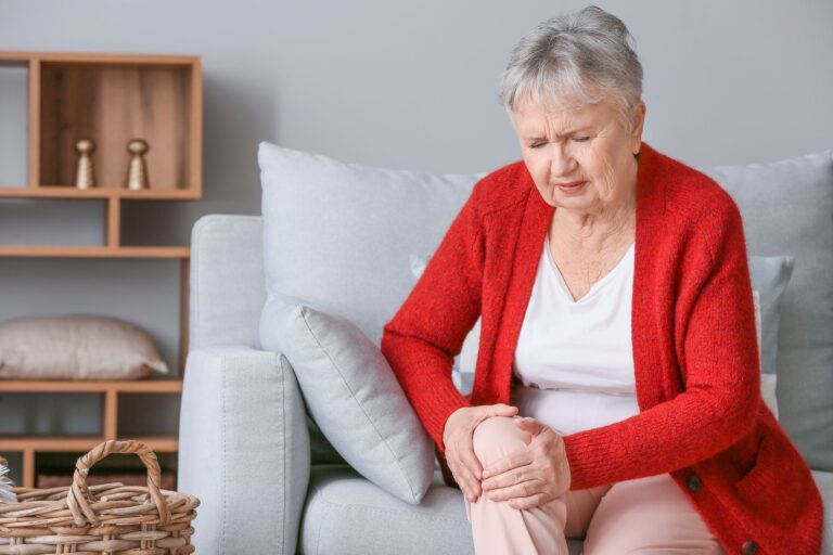 Arthrose chez la personne âgée à partir de quand les douleurs peuvent-elles compromettre le maintien à domicile