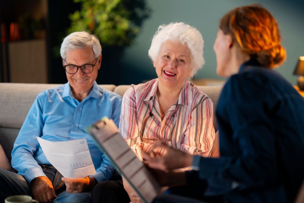 seniors faisant une simulation de crédit en ligne