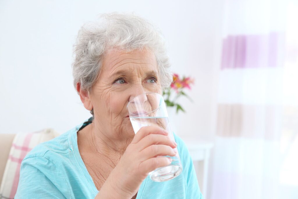 eau aromatisée pour lutter contre la deshydratation du senior en ehpad