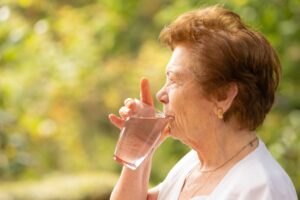 Droits du résident en EHPAD pendant la canicule : ce que la loi impose à l'établissement