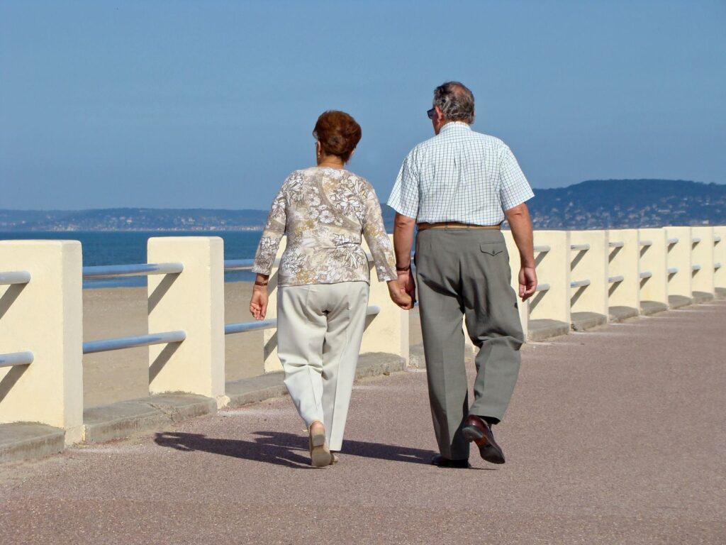seniors en normandie se promenant