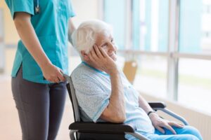 Hygiène et soins en EHPAD : les 7 signaux d'alerte visibles dès la première visite