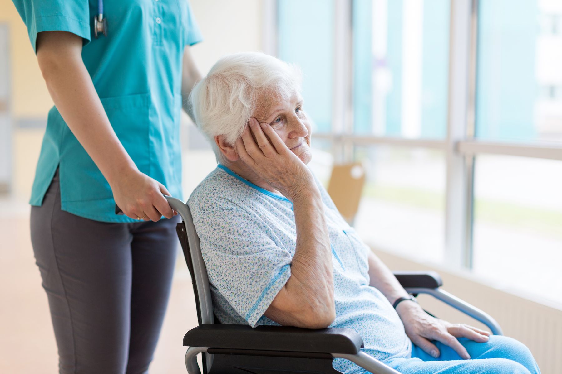Hygiène et soins en EHPAD les 7 signaux d’alerte visibles dès la première visite