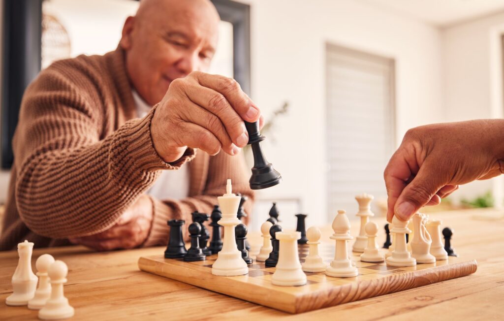 senior apprenant les échecs