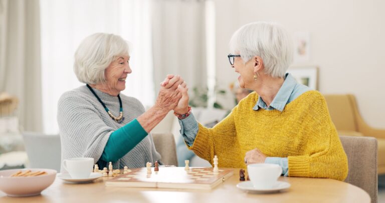 Il n’est jamais trop tard pour apprendre les échecs quand les seniors découvrent un nouveau défi après 60 ans