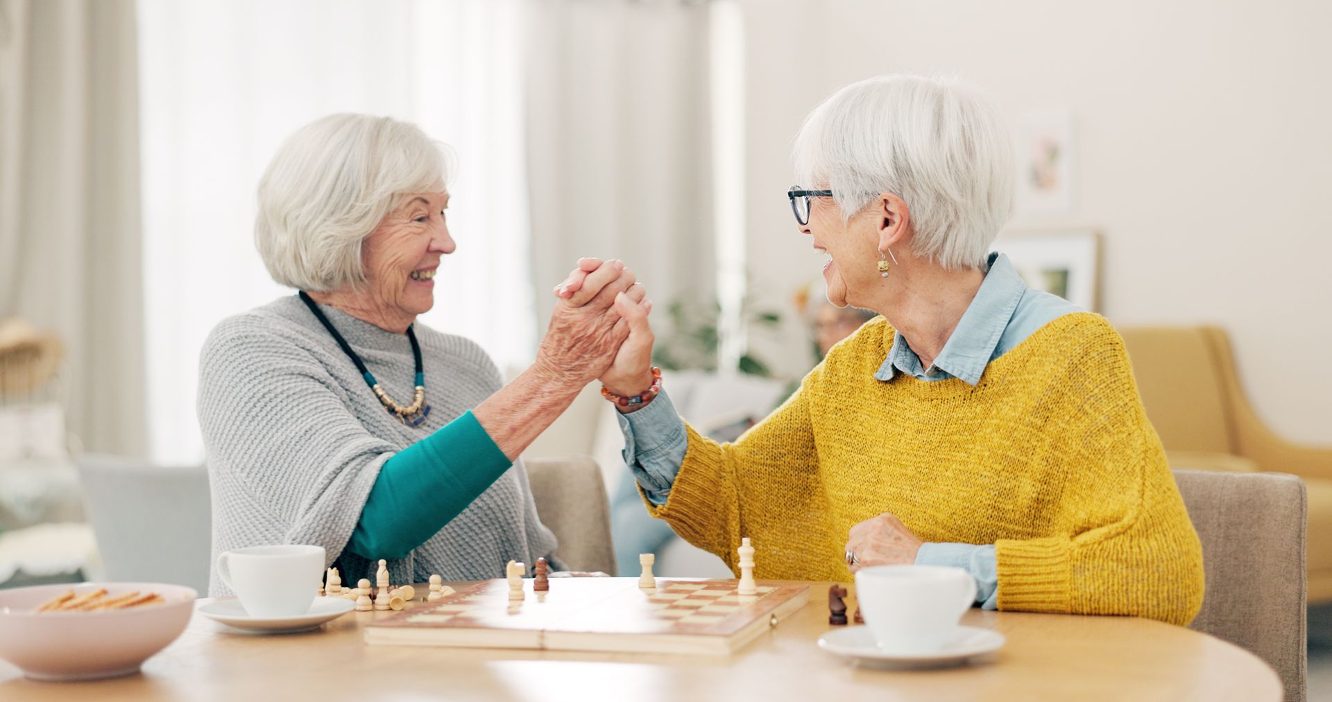 Il n’est jamais trop tard pour apprendre les échecs quand les seniors découvrent un nouveau défi après 60 ans