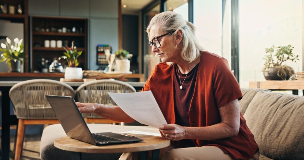 senior demandant une évaluation du gir d'un parent âgé
