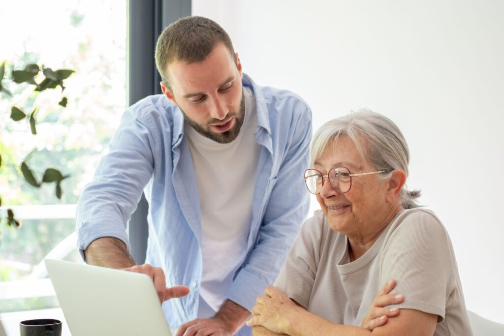senior découvrant sa facture mensuelle en résidence services