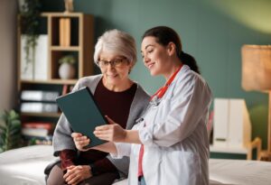 Résidence senior en 2026 : voici ce que les familles ne savent pas sur les soins disponibles sur place