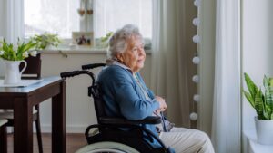 Votre proche en situation de handicap vieillit : quelles solutions quand il perd son autonomie ?