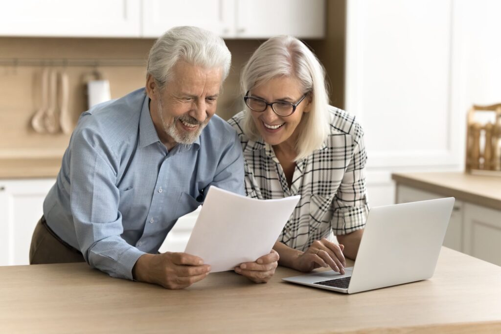 seniors calculant leur reste à charge en ehpad