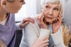 Alzheimer précoce avant 65 ans : les EHPAD qui accueillent les jeunes malades en 2026