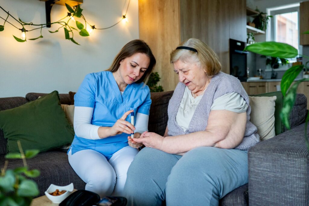 prise de sang pour mesurer le taux de sodium dans le sang chez un senior