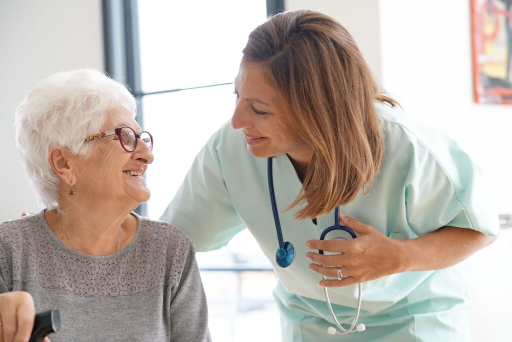 senior avec une faible dépendance qui peut envisager l'ehpad et la résidence services