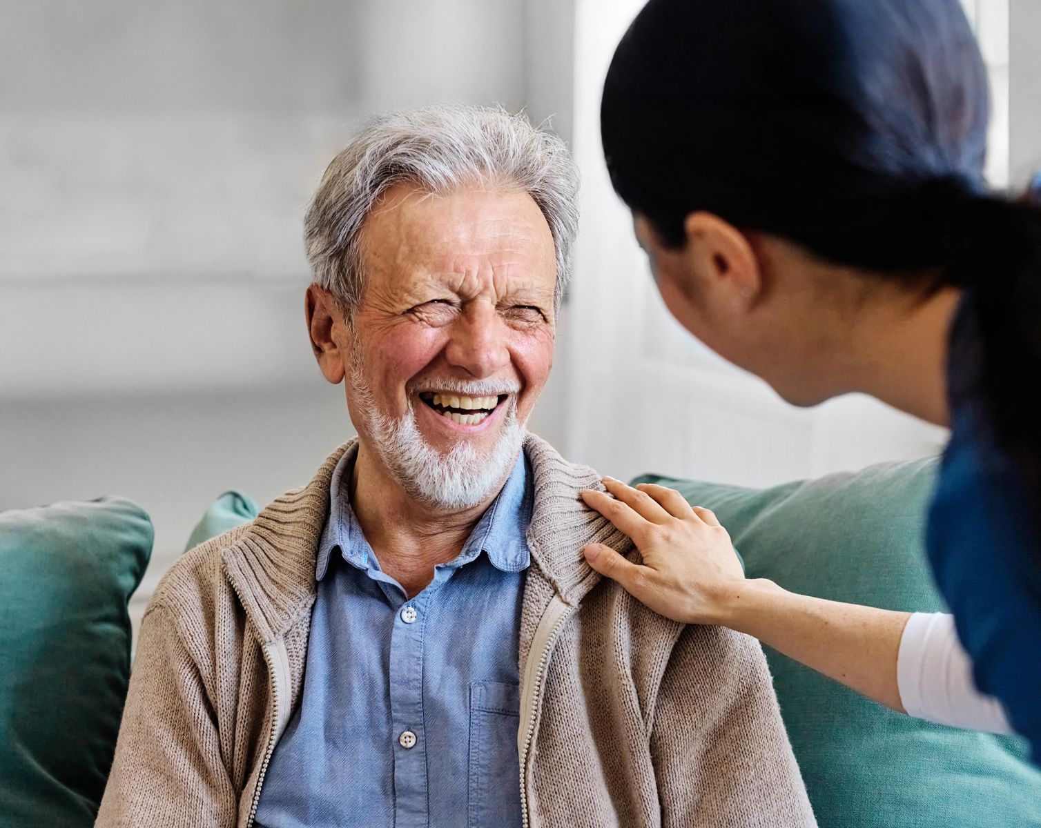 Moins de gestes brusques, plus de relation voici ce que change l’Humanitude en EHPAD