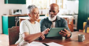 Parkinson et chutes répétées : à partir de quand les gériatres recommandent l'EHPAD