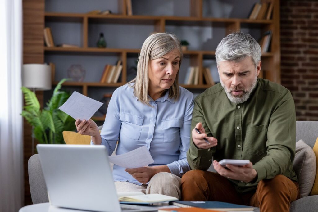 senior en ehpad ajustant son taux de prélèvement à l'impot