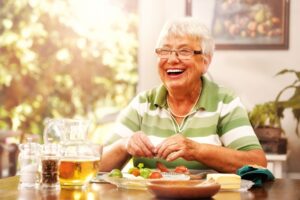 Repas en EHPAD pour un parent Parkinson : texture, rythme et fausse route, ce que l'établissement doit adapter
