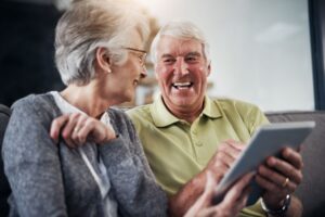 Résidence senior vs EHPAD : quand la résidence ne suffit plus, les signaux à repérer