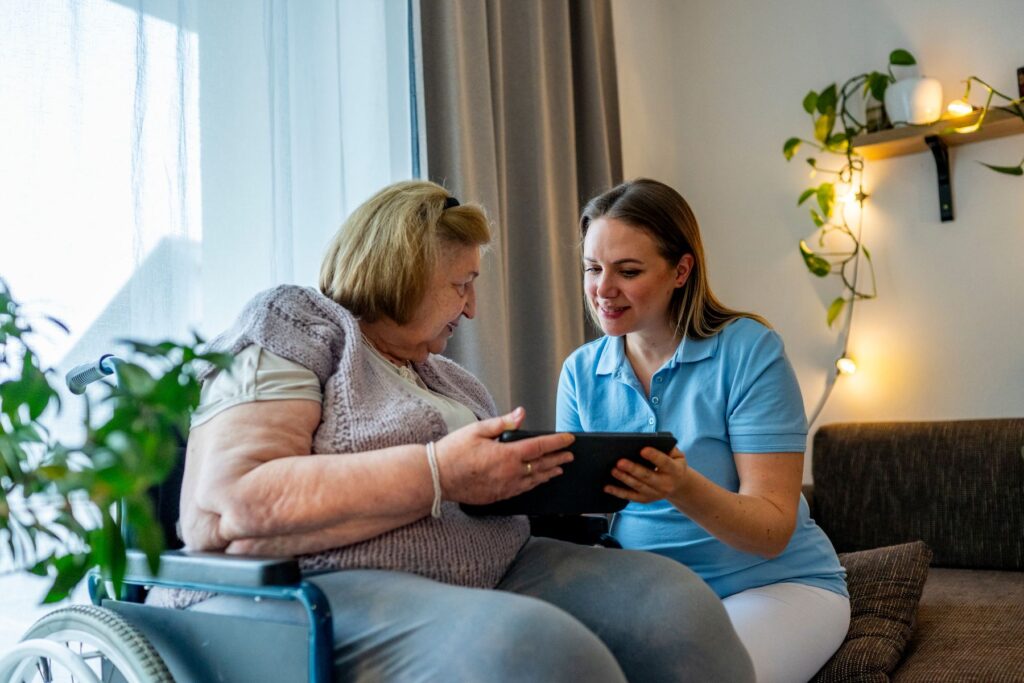 senior expliquant la raison de son transfert d'ehpad