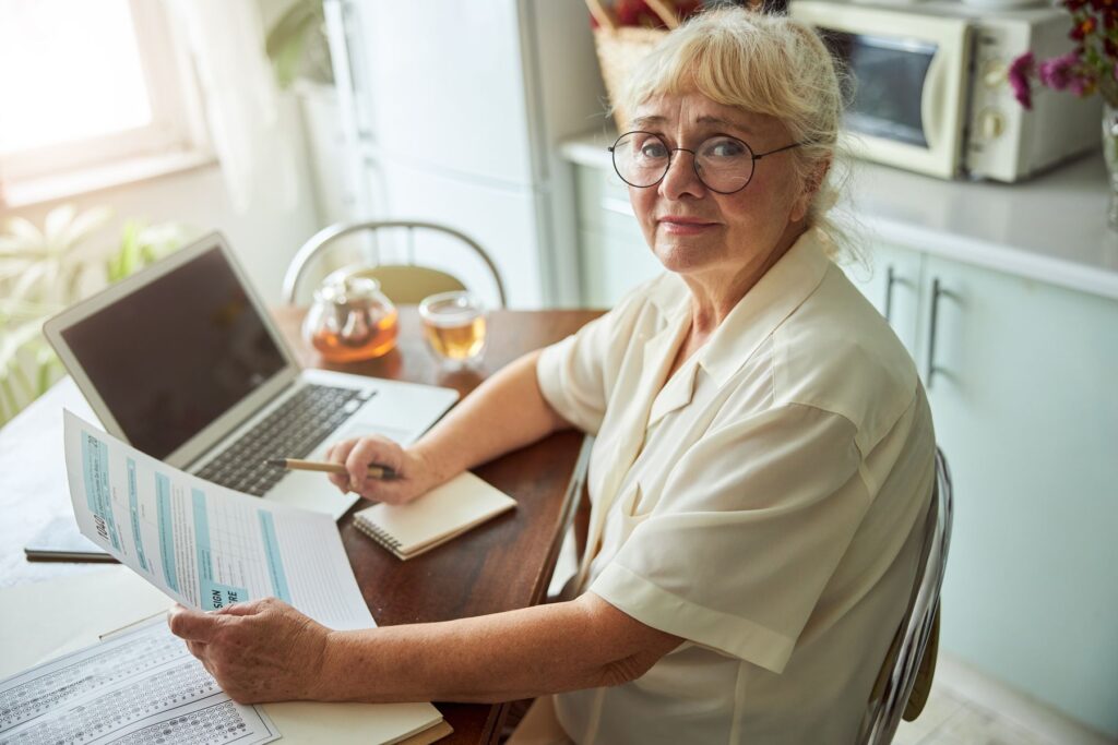 senior faisant une demande d'ehpad sur viatrajectoire